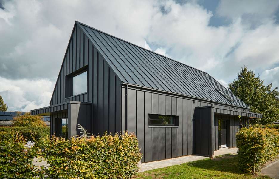 Rotes Backsteinhaus aus den 70er Jahren – in Stahlprofile „verpackt“!, Bakkelyparken 37, 8680 Ry, Dänemark